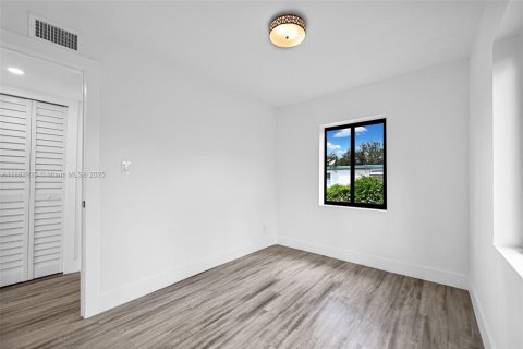 House in Miami, Florida 4 bedrooms, 60.39 sq.m. № 1946638 - photo 8