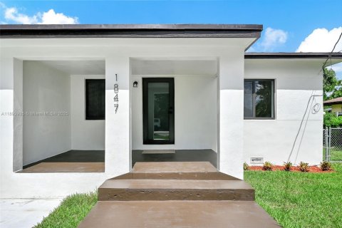 House in Miami, Florida 4 bedrooms, 60.39 sq.m. № 1946638 - photo 2