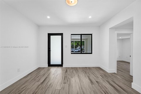 House in Miami, Florida 4 bedrooms, 60.39 sq.m. № 1946638 - photo 3