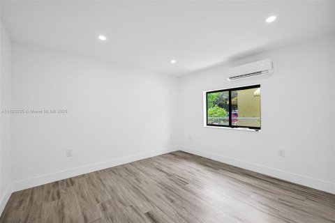 House in Miami, Florida 4 bedrooms, 60.39 sq.m. № 1946638 - photo 13