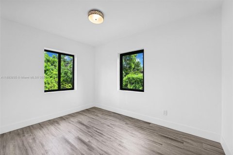 House in Miami, Florida 4 bedrooms, 60.39 sq.m. № 1946638 - photo 7