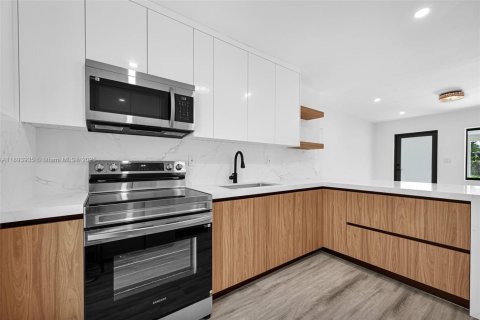 House in Miami, Florida 4 bedrooms, 60.39 sq.m. № 1946638 - photo 6