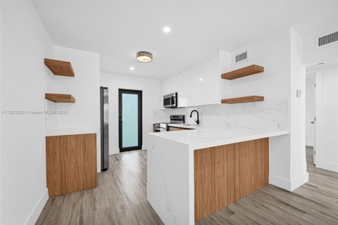 House in Miami, Florida 4 bedrooms, 60.39 sq.m. № 1946638 - photo 5