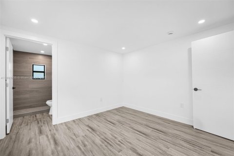 House in Miami, Florida 4 bedrooms, 60.39 sq.m. № 1946638 - photo 14