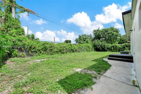 House in Miami, Florida 4 bedrooms, 60.39 sq.m. № 1946638 - photo 16