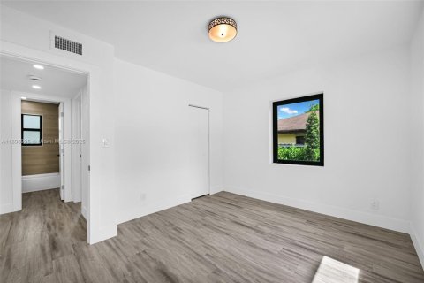 House in Miami, Florida 4 bedrooms, 60.39 sq.m. № 1946638 - photo 11