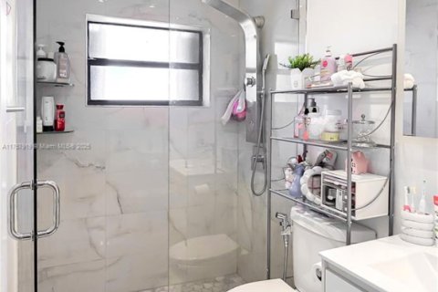 Condo in Hialeah, Florida, 2 bedrooms  № 1860334 - photo 18