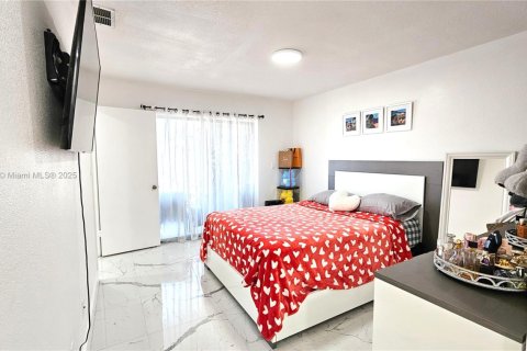 Condo in Hialeah, Florida, 2 bedrooms  № 1860334 - photo 12