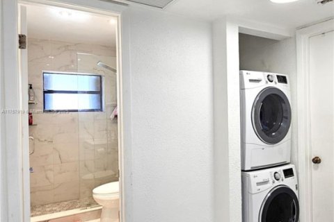 Condo in Hialeah, Florida, 2 bedrooms  № 1860334 - photo 20