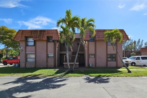 Condo in Hialeah, Florida, 2 bedrooms  № 1860334 - photo 1