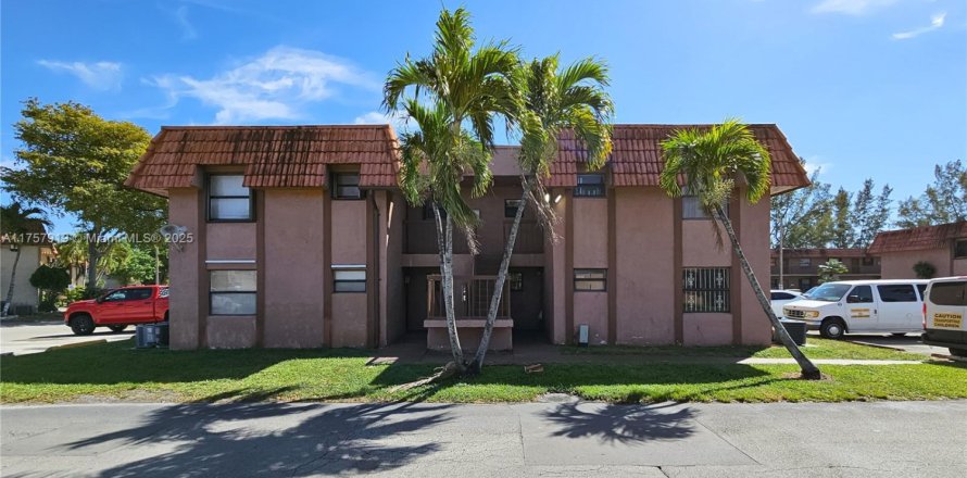 Condo in Hialeah, Florida, 2 bedrooms № 1860334