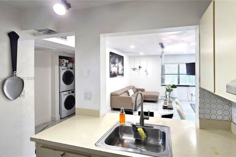 Condo in Hialeah, Florida, 2 bedrooms  № 1860334 - photo 10