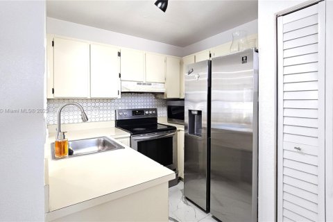 Condo in Hialeah, Florida, 2 bedrooms  № 1860334 - photo 8