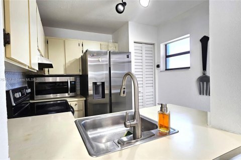 Condo in Hialeah, Florida, 2 bedrooms  № 1860334 - photo 9
