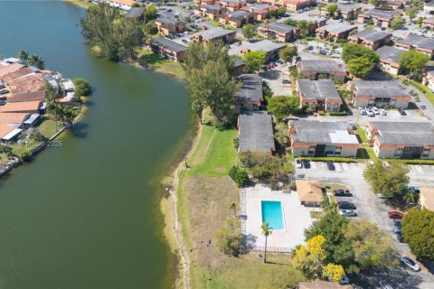 Condo in Hialeah, Florida, 2 bedrooms  № 1860334 - photo 3