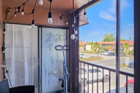 Condo in Hialeah, Florida, 2 bedrooms  № 1860334 - photo 22