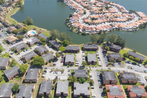 Condo in Hialeah, Florida, 2 bedrooms  № 1860334 - photo 25