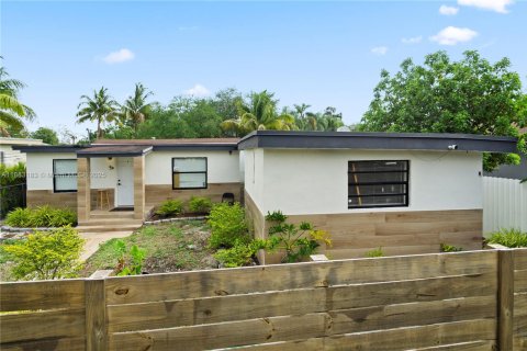 Commercial property in Hollywood, Florida 291.53 sq.m. № 1931235 - photo 1