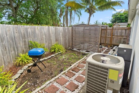 Commercial property in Hollywood, Florida 291.53 sq.m. № 1931235 - photo 12
