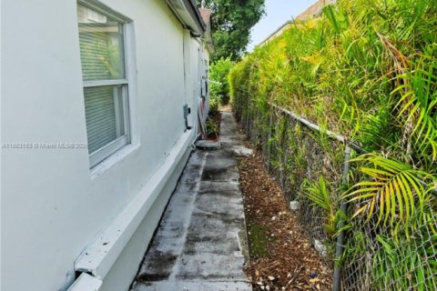 Commercial property in Hollywood, Florida 291.53 sq.m. № 1931235 - photo 14
