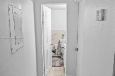 Commercial property in Hollywood, Florida 291.53 sq.m. № 1931235 - photo 8