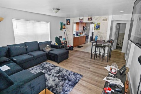 Commercial property in Hollywood, Florida 291.53 sq.m. № 1931235 - photo 2