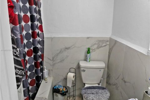 Commercial property in Hollywood, Florida 291.53 sq.m. № 1931235 - photo 9