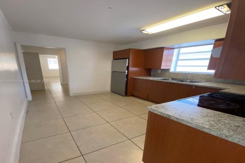 Commercial property in Hollywood, Florida 291.53 sq.m. № 1931235 - photo 23