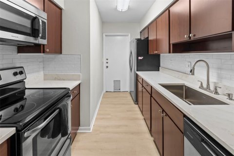 Townhouse in Tampa, Florida 2 bedrooms, 102.56 sq.m. № 2197619 - photo 10