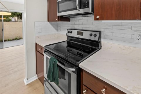 Townhouse in Tampa, Florida 2 bedrooms, 102.56 sq.m. № 2197619 - photo 11