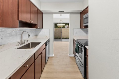 Townhouse in Tampa, Florida 2 bedrooms, 102.56 sq.m. № 2197619 - photo 9