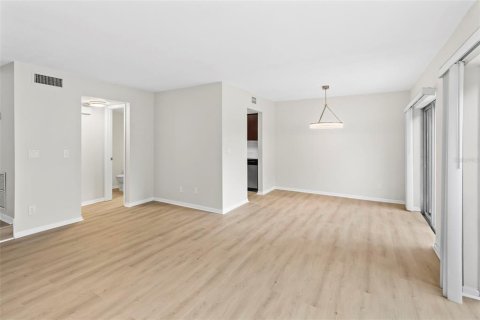 Townhouse in Tampa, Florida 2 bedrooms, 102.56 sq.m. № 2197619 - photo 4