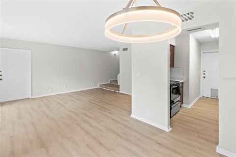 Townhouse in Tampa, Florida 2 bedrooms, 102.56 sq.m. № 2197619 - photo 8