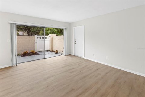 Townhouse in Tampa, Florida 2 bedrooms, 102.56 sq.m. № 2197619 - photo 5