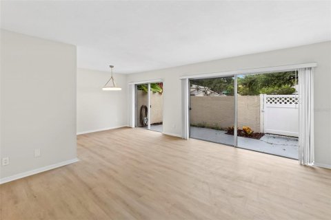 Townhouse in Tampa, Florida 2 bedrooms, 102.56 sq.m. № 2197619 - photo 3
