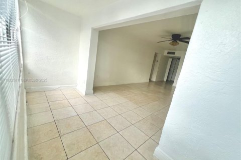 Снять в аренду квартиру в Хайалиа, Флорида 1 спальня, 69.03м2, № 1991000 - фото 2