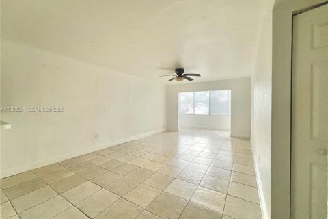 Снять в аренду квартиру в Хайалиа, Флорида 1 спальня, 69.03м2, № 1991000 - фото 1