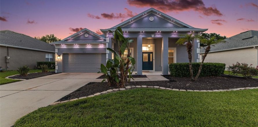 House in Mount Dora, Florida 4 bedrooms, 188.03 sq.m. № 2217141