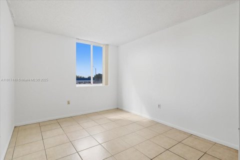 Copropriété à vendre à Miami, Floride: 2 chambres, 77.2 m2 № 1896367 - photo 11