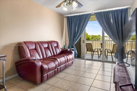 Copropriété à vendre à Miami, Floride: 2 chambres, 77.2 m2 № 1896367 - photo 3