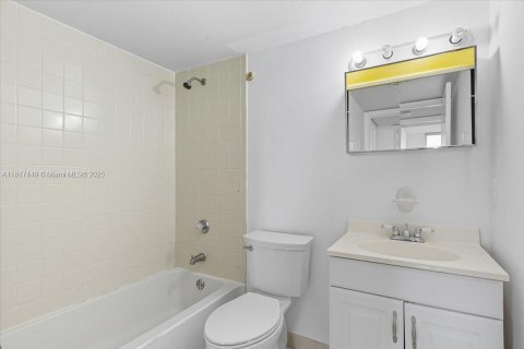 Copropriété à vendre à Miami, Floride: 2 chambres, 77.2 m2 № 1896367 - photo 16