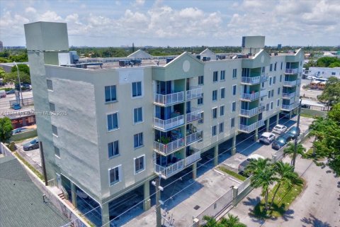 Copropriété à vendre à Miami, Floride: 2 chambres, 77.2 m2 № 1896367 - photo 1