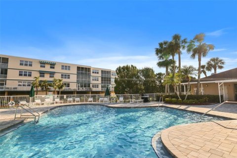 Condo in Saint Petersburg, Florida, 2 bedrooms № 2110264 - photo 28