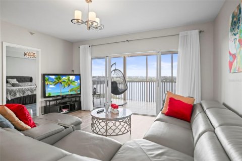 Condo in Saint Petersburg, Florida, 2 bedrooms № 2110264 - photo 21