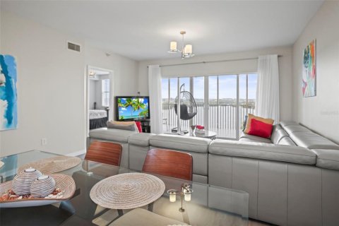 Condo in Saint Petersburg, Florida, 2 bedrooms № 2110264 - photo 19