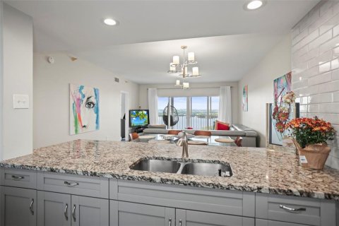 Condo in Saint Petersburg, Florida, 2 bedrooms № 2110264 - photo 6