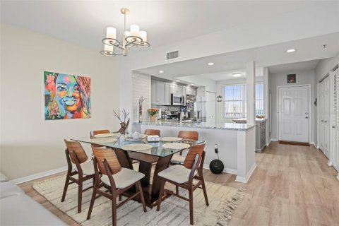Condo in Saint Petersburg, Florida, 2 bedrooms № 2110264 - photo 17