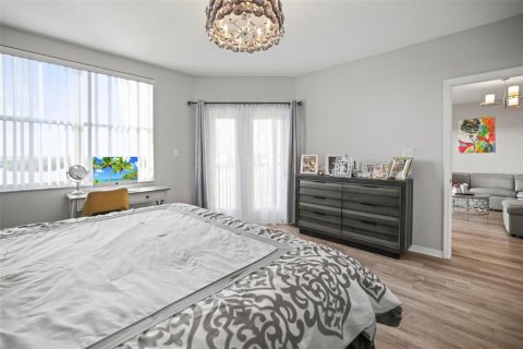 Condo in Saint Petersburg, Florida, 2 bedrooms № 2110264 - photo 13