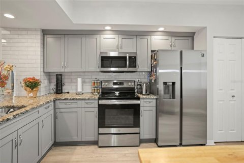 Condo in Saint Petersburg, Florida, 2 bedrooms № 2110264 - photo 5