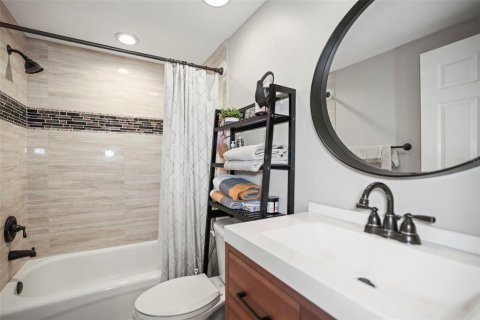 Condo in Saint Petersburg, Florida, 2 bedrooms № 2110264 - photo 11
